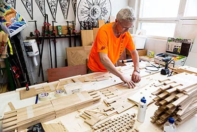 Fiński parkieciarz przygotowuje docięcia do swojego kolejnego projektu