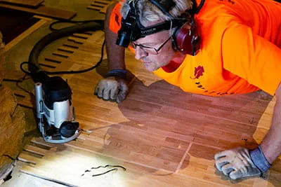Fińska firma parkieciarska wykorzystuje do obróbki podłogi frezarkę górnowrzecionową marki Festool