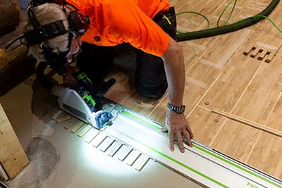 Do cięcia parkietu używana jest ręczna pilarka tarczowa firmy Festool