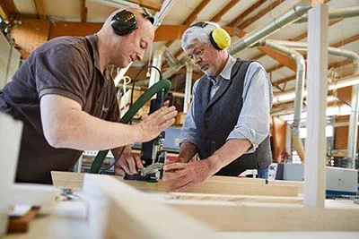 Stolarz Karsten Shillings przy pracy z frezarką do połączeń Domino Festool.