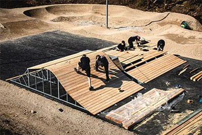 Pracownicy polegają na narzędziach mobilnych, zwłaszcza podczas montażu snow-, bike- lub skateparków.