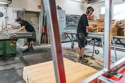 Projekty są przygotowywane i częściowo prefabrykowane w dużej hali produkcyjnej w siedzibie firmy w Durach.