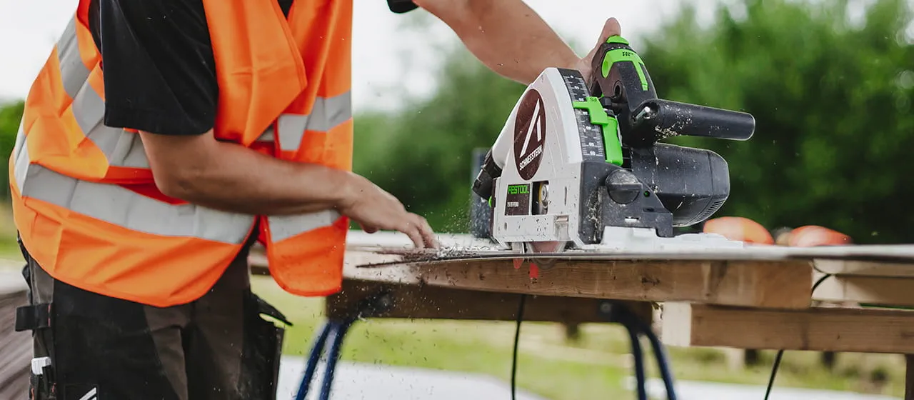 Cięcie za pomocą TSC 55 firmy Festool przy produkcji jednego z elementów toru