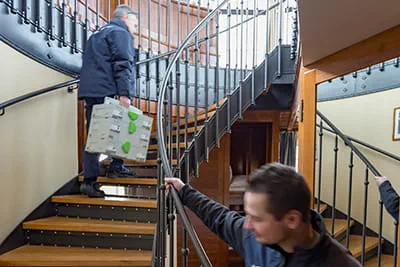 Zespół stolarzy przy pracy