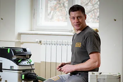 Mistrz parkietu otacza się starannie ułożonymi Systainerami, za pomocą których utrzymuje porządek na placu budowy.